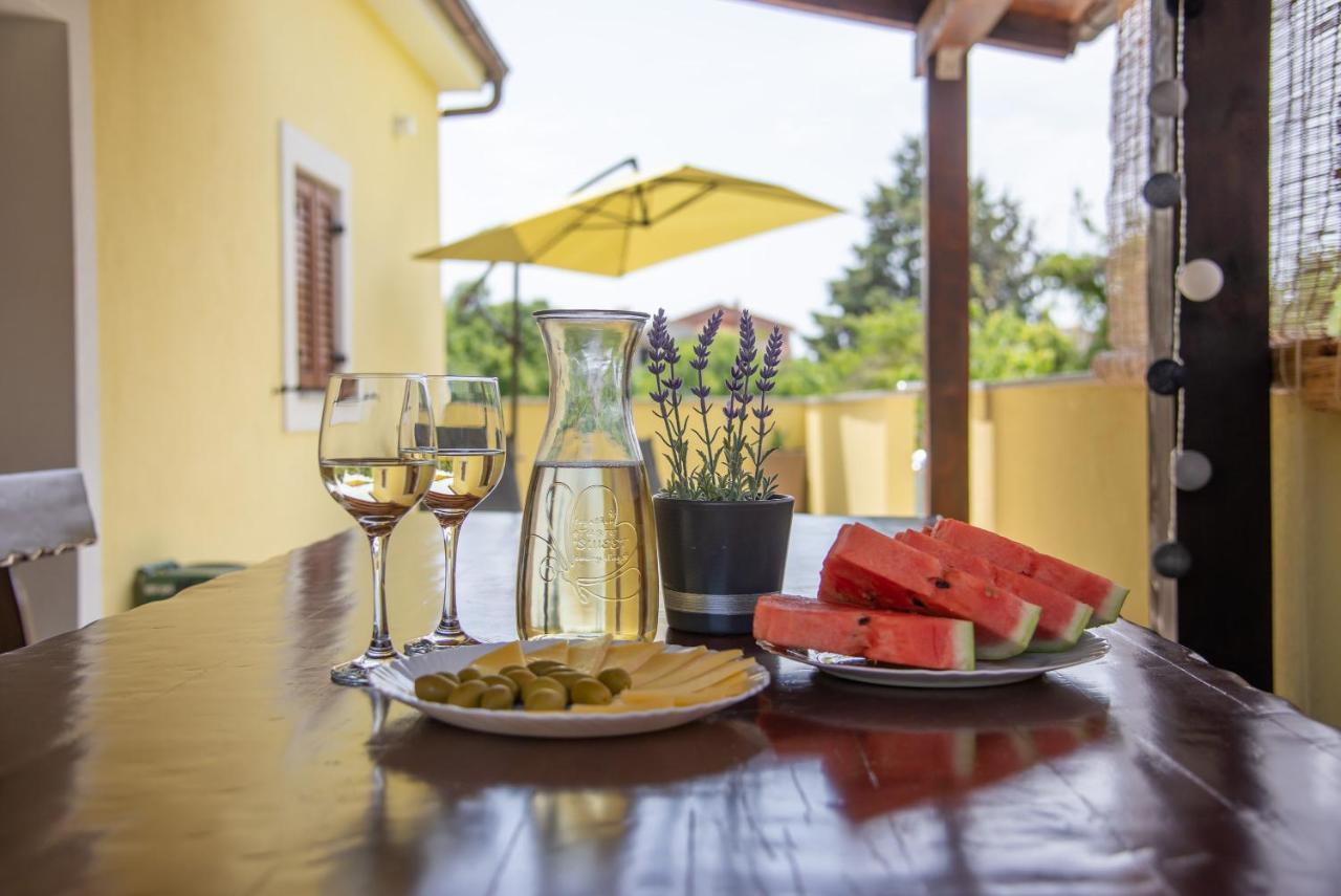 ורבניק Holiday House Tos-Vila With Heated Pool מראה חיצוני תמונה